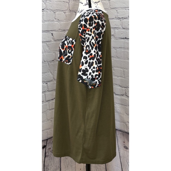 Women’s Solid and Leopard Print Pocket Tee (Size 3XL) - Picture 3 of 7